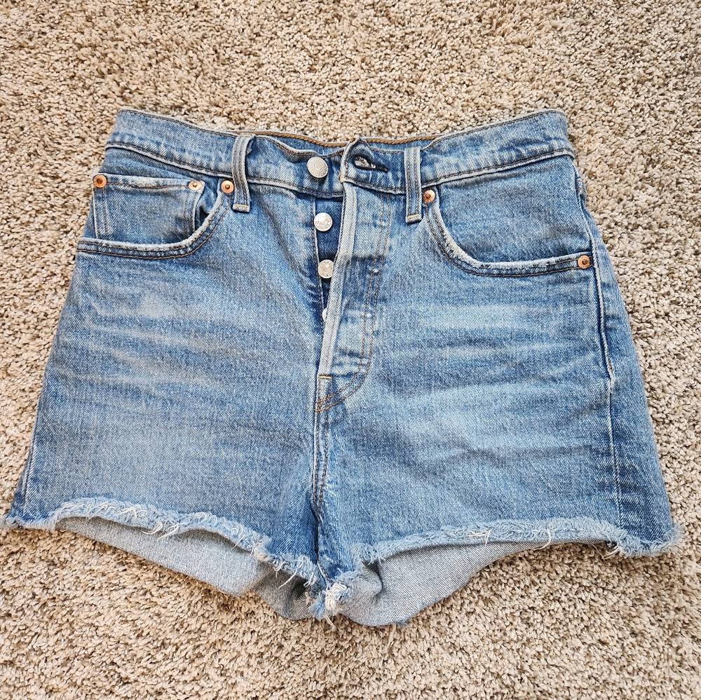 Levi ribcage shorts size 27